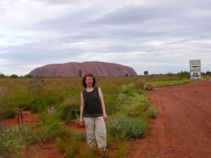 Ute Wischniewski vor dem Uluru