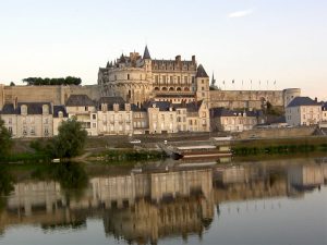 Die Silhouette von Schloss Amboise spiegelt sich in der Loire