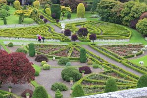 A breathtaking view, indeed… der Garten von Burg Drummond