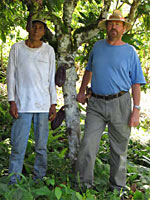 Herbert R. Wilkes (rechts) und Don Favio, Siedlungsbauer, in einer Kakaopflanzung