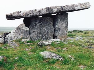 Der Poulnabrone Dolmen, ein Megalithgrab inmitten des Burrengebietes