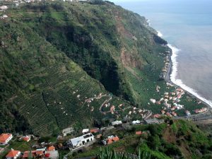Auf Madeira ist fast nichts eben. Viele der kleinen Terrassen werden heute aber nicht mehr bewirtschaftet.