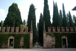 Die strenge Ordnung des Gartens Giardino Giusti wird unterstrichen durch die hohen Zypressen beidseitig entlang des Hauptweges.