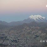 Bolivien: Kordillere, Hochland, Täler, Tiefland - Der Regierungssitz La Paz, 3600 m - Der Illimani, mit 6480 m der zweithöchste Berg